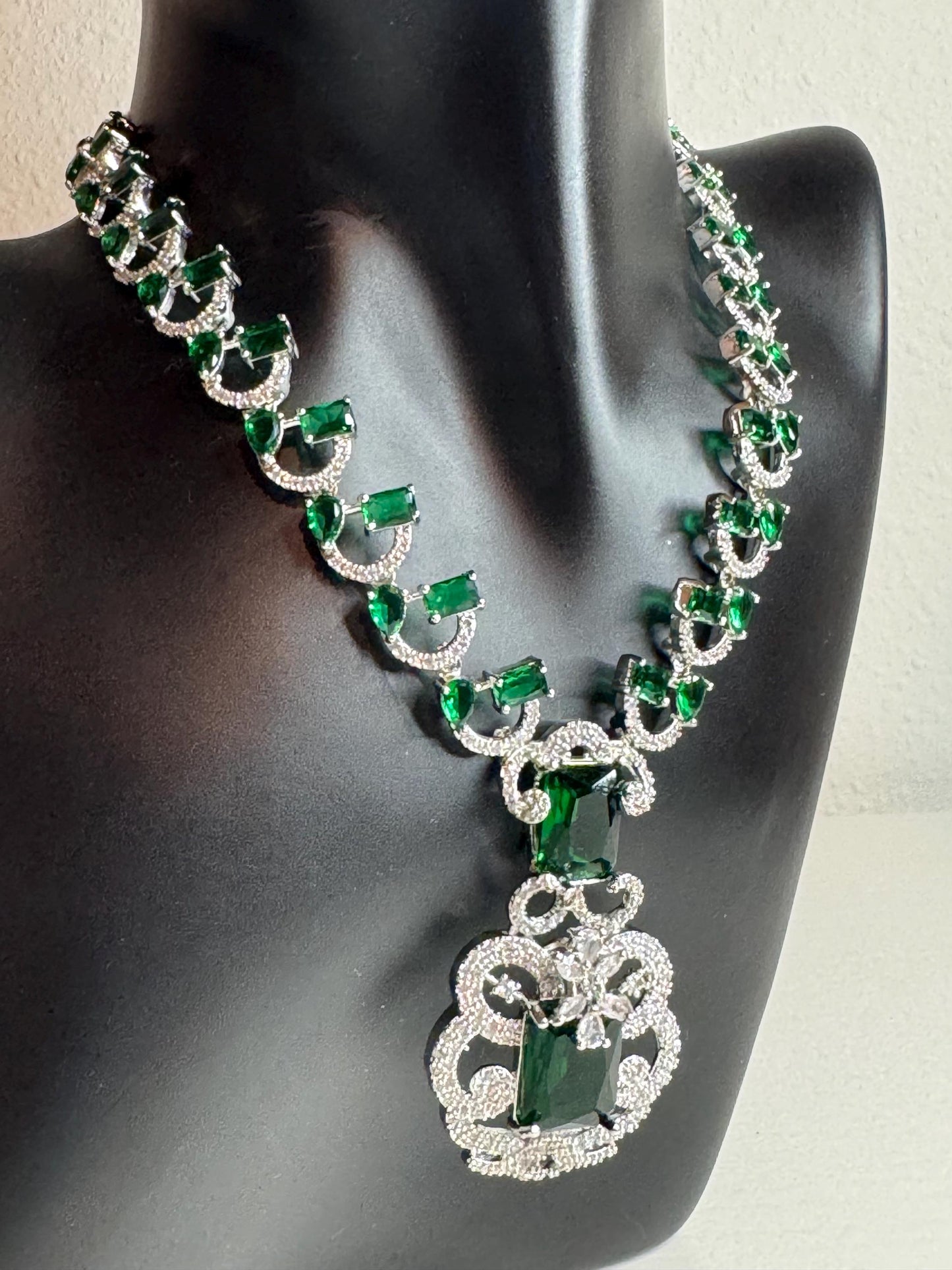 Elegant Green Crystal Necklace and Earring Set – Luxurious Jewelry for Women Perfect for Weddings, Parties, and Special Occasions