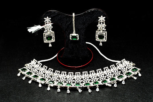 Emerald Elegance: A Regal Jewelry Set